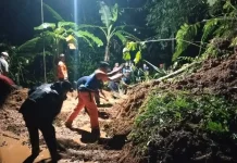 Hujan, Jalan di Desa Karanglayung Tasikmalaya Tertimpa Longsor