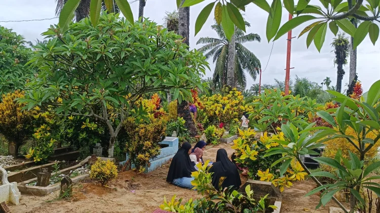 Jelang Ramadan, Warga Aceh Singkil Ziarah Makam
