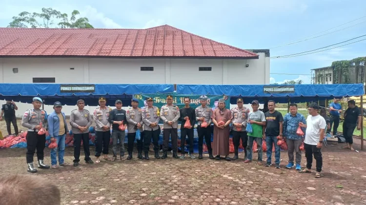 Polres Subulussalam Bagikan Daging Gratis
