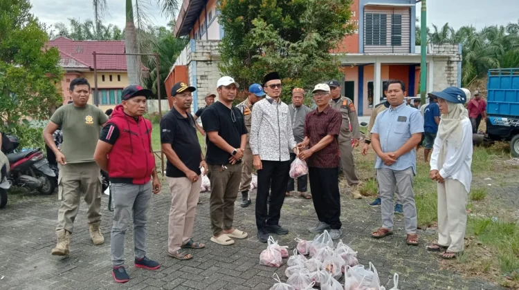 Warga Terdampak Banjir Subulussalam Terima Bantuan Daging Sapi