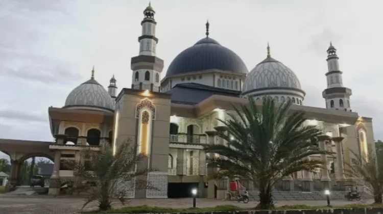 Ratusan Jamaah Tarawih Perdana di Masjid Agung Aceh Singkil
