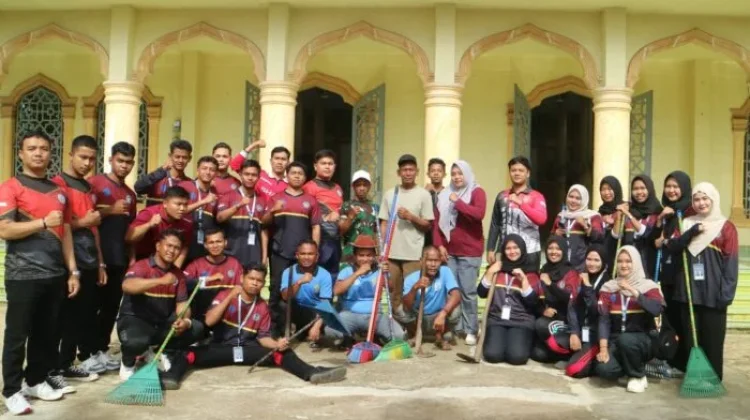 Pegawai dan WBP Rutan Singkil Bersihkan Masjid
