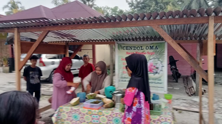 Omset Penjual Es di Singkil Meningkat