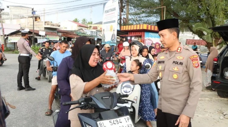 Kapolres Aceh Singkil Bagikan Takjil Gratis untuk Warga