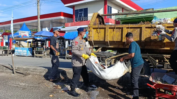 Brimob dan DLHK Bersihkan Sampah di Pasar Subulussalam