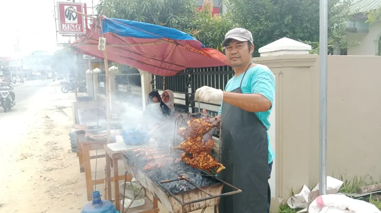 Berkah Ramadan, Pedagang Ikan Bakar di Singkil Raup Keuntungan