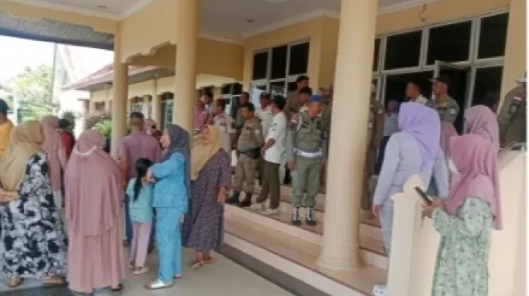 Massa Geruduk Kantor Bupati Singkil, Protes Penetapan Data Korban Bencana Banjir