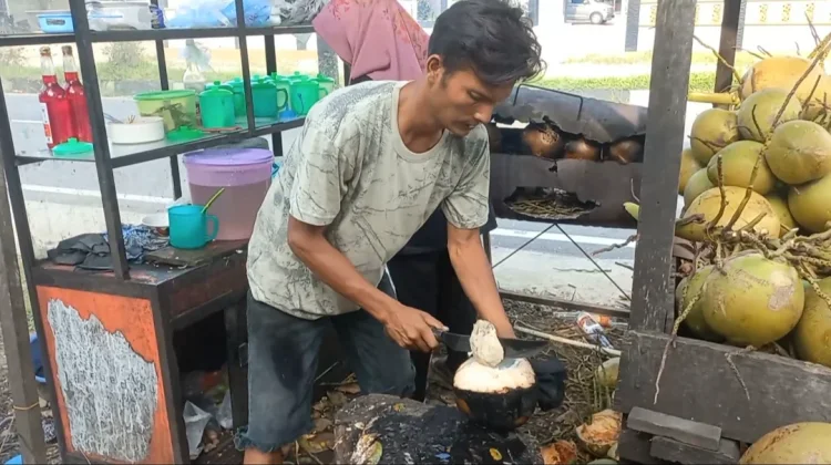 Menikmati Kelapa Bakar Rempah Subulussalam Tawarkan Sensasi Kehangatan Tubuh