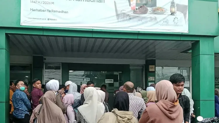 Warga Subulussalam Serbu Bank Aceh Tukar Pecahan Uang Baru