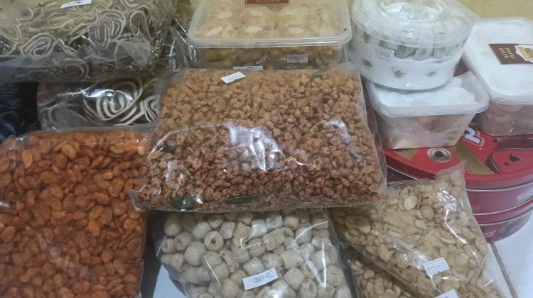 Pedagang Kue Kering Jelang Lebaran Raup Omzet