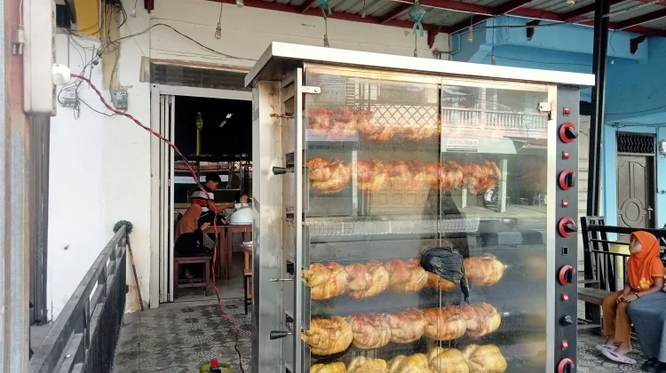 Kuliner Ayam Guling Laris Manis saat Ramadan