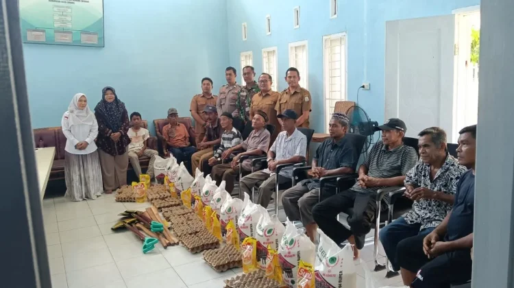 Pemerintah Desa Blok VI Baru Salurkan Bantuan Bagi Petugas Penggali Kubur
