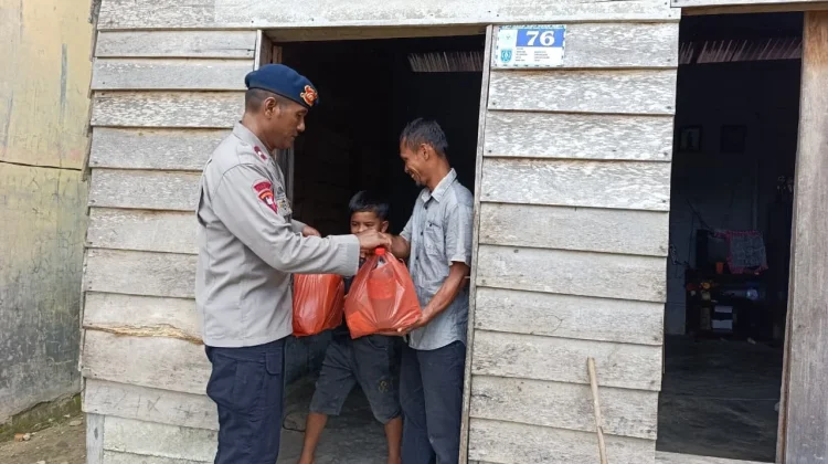 Brimob Subulussalam Salurkan Paket Sembako ke Warga Kurang Mampu