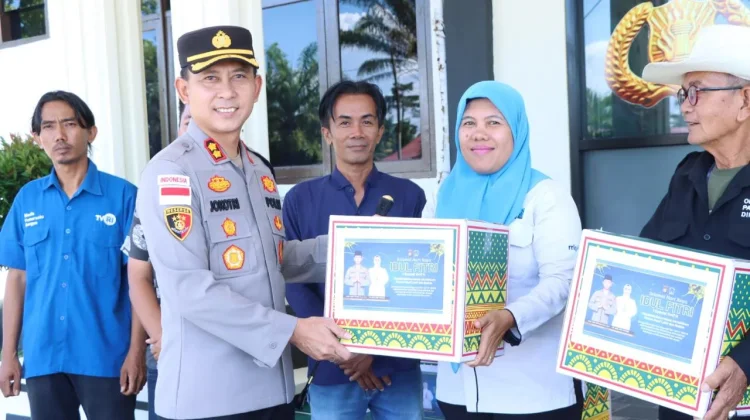 Kapolres Aceh Singkil Bagi-bagi Parcel Lebaran