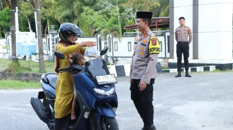 Senyum Bahagia Warga Singkil dapat Takjil Gratis dari Kapolres