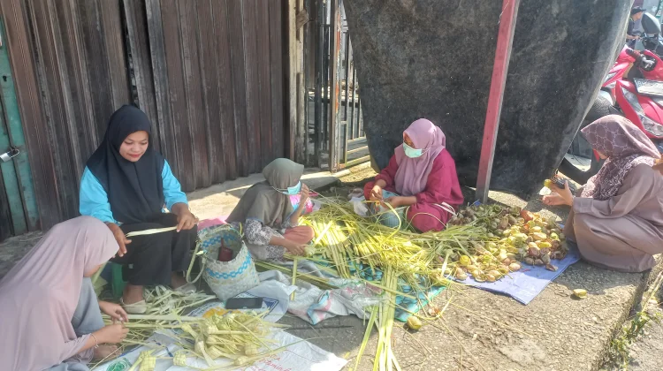 Kulit Ketupat Laris Manis jelang Idul Fitri di Pasar Subulussalam