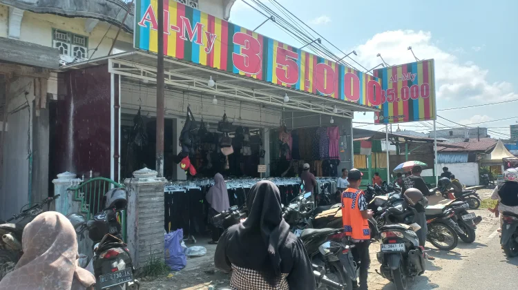 Warga Subulussalam Serbu Baju Lebaran