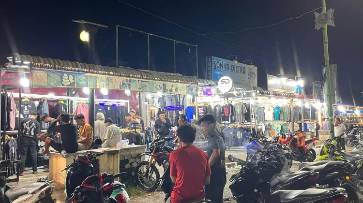 Anak Muda Subulussalam Serbu Toko Pakaian Malam Lebaran