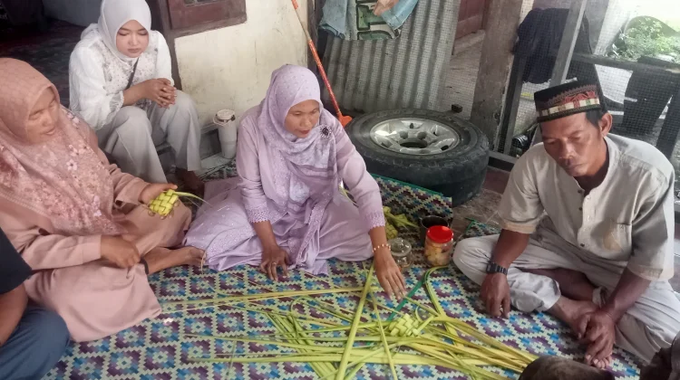 Membuat Ketupat, Tradisi Lebaran yang Tak Terlupakan