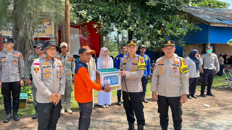 Kapolres Aceh Singkil Tinjau Pos Pam di Pantai Cemara Indah dan Bagikan Parcel