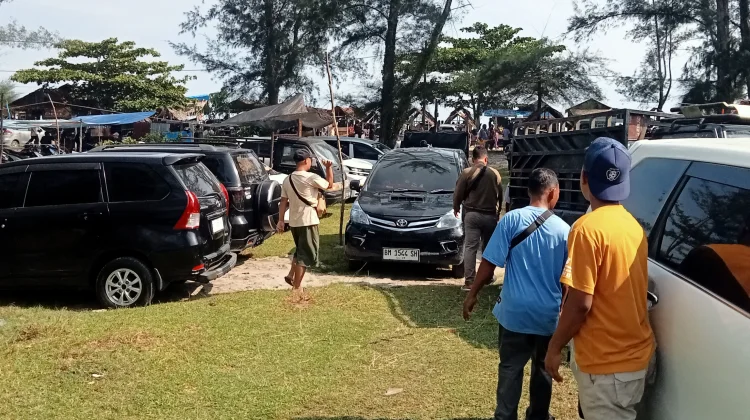 Manfaatkan Momen Lebaran Membuka Lahan Parkir di Pantai