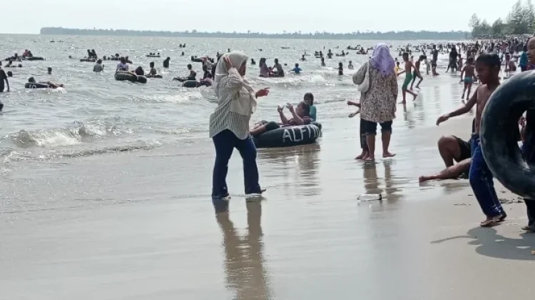 Sat Polairud Polres Singkil Pantau Keselamatan Wisatawan Berlibur di Pantai PCI