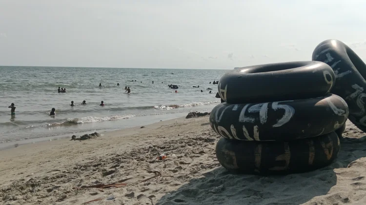 Usaha Sewa Ban di Pantai Gostel Ketiban Untung Selama Libur Lebaran