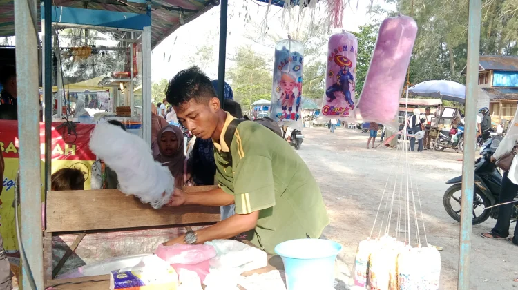 Pedagang Gula Kapas di Singkil, Raup Cuan Jutaan Rupiah Libur Lebaran