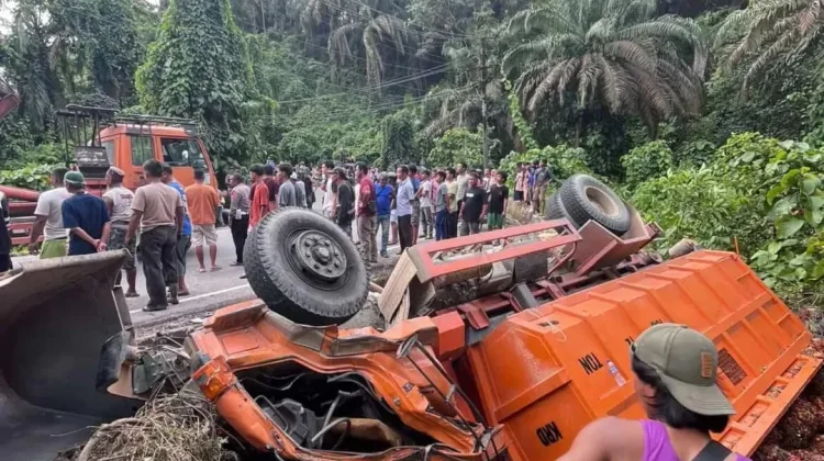 Truk Sawit Terbalik di Turunan Lae Kombih Subulussalam