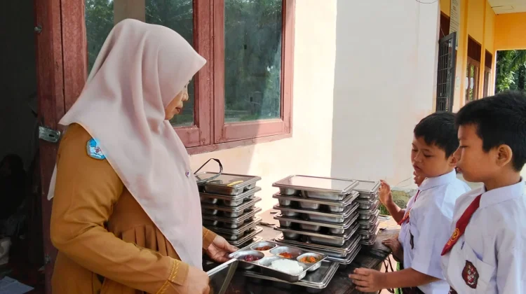 Guru Penanggung Jawab MBG di Subulussalam Terima Insentif