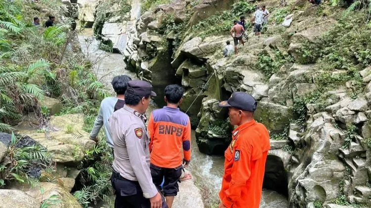 Korban Kecelakaan Mobil Terjun ke Jurang Belum Ditemukan, Pencarian Diperluas