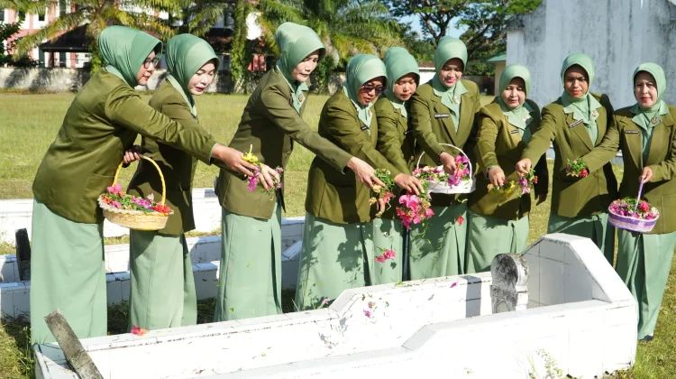 HUT ke-80, Persit Singkil Ziarah Makam Pahlawan