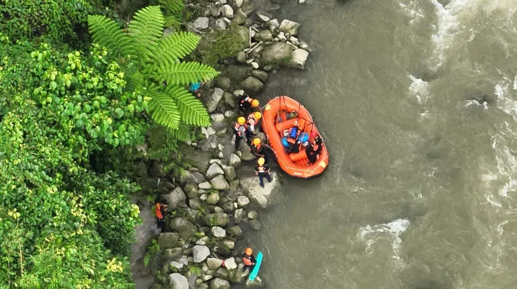 Pencarian Mobil Terjun ke Jurang Masih Berlanjut, Serpihan Kendaraan Ditemukan