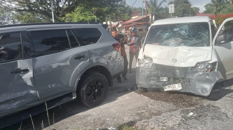 Mobil Dinas Ditabrak Minibus Kecepatan Tinggi, Wabup Aceh Singkil Luka Ringan
