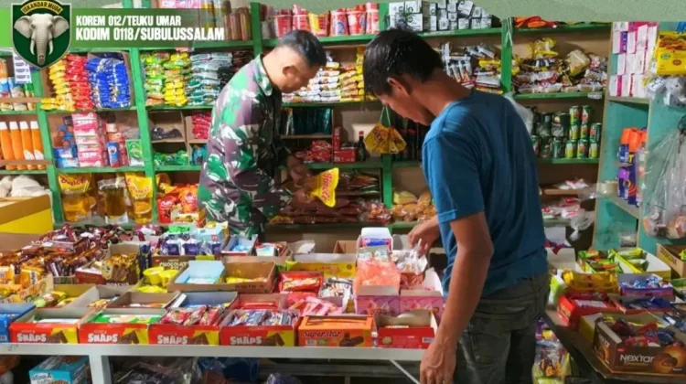 Babinsa Pantau Fluktuasi Harga Sembako Tingkat Pedagang di Subulussalam
