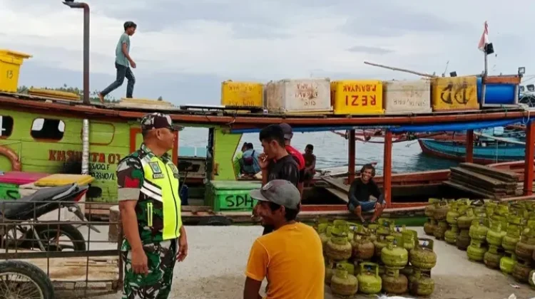 Babinsa di Wilayah Kepulauan, Pastikan Distribusi Pangan Aman