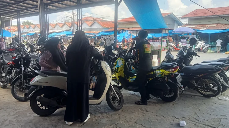 Omset Tukang Parkir di Pajak Mingguan Capai Ratusan Ribu