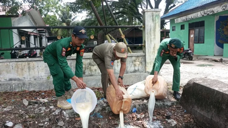 Ratusan Liter Tuak Hasil Operasi di Sultan Daulat Subulussalam Dimusnahkan