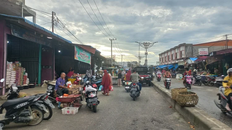 Alasan Sepi Pembeli, Pedagang Subulussalam Masih Berjualan di Badan Jalan
