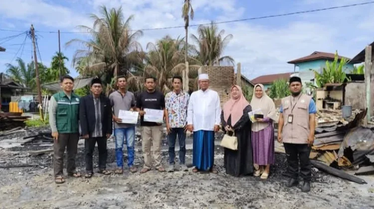 Baitul Mal Aceh Salurkan Rp80 Juta Bantuan untuk Korban Kebakaran di Aceh Singkil