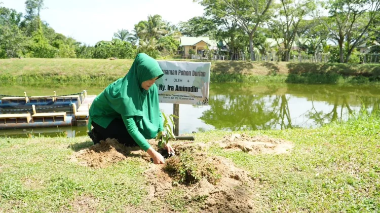 Ibu-ibu Persit Singkil Gelar Aksi Tanam Pohon
