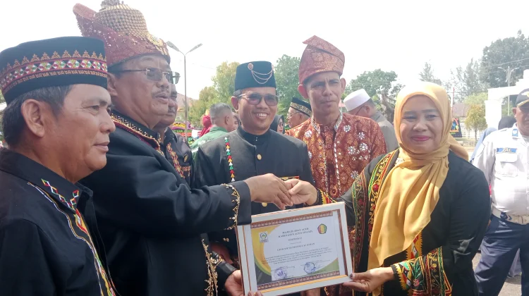 Sekolah di Singkil Menerima Piagam Penghargaan Lembaga MAA