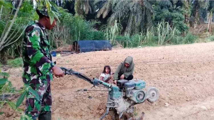 Babinsa di Singkil Bantu Petani Siapkan Lahan