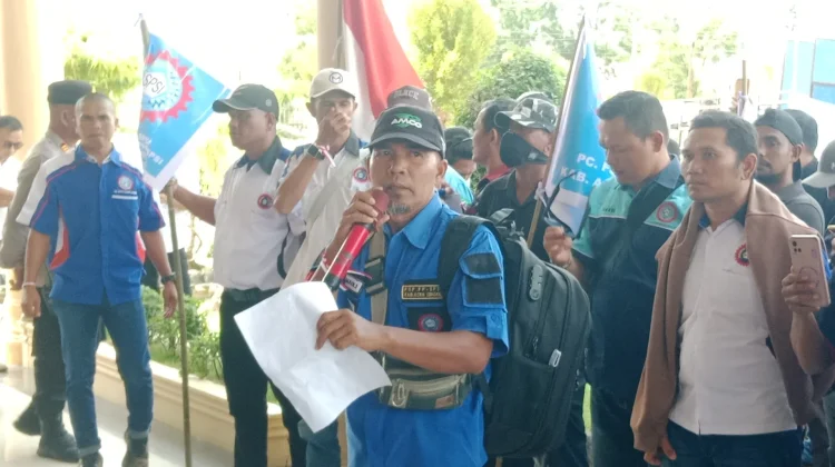 Ratusan Buruh Gelar Aksi di Depan Kantor Bupati