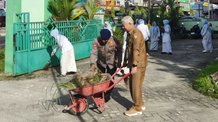 Sinergi Brimob dan Nakes Penanggalan: Bersihkan Lingkungan Demi Layanan Prima
