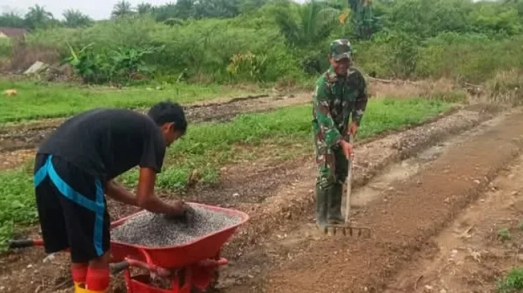Babinsa Bersama Kelompok Tani di Singkil Siapkan Lahan Ketahan Pangan