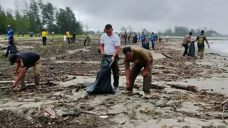 ASN dan Masyarakat di Singkil Bersih bersih Pantai, Dukung Gerakan Indonesia ASRI