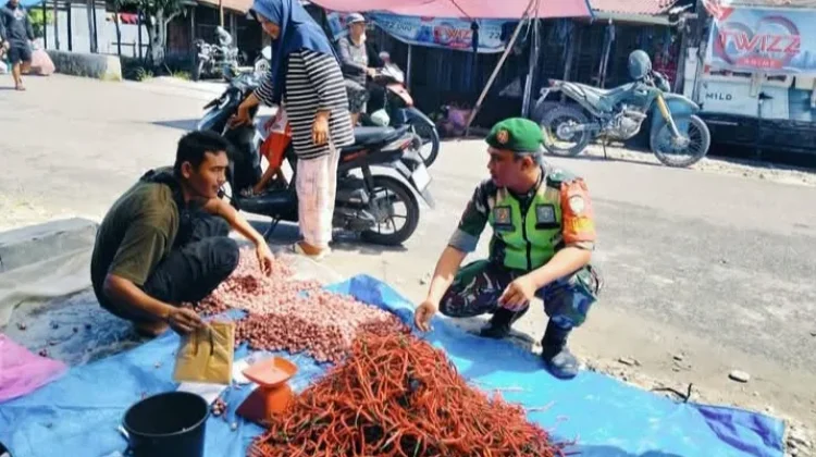 Blusukan ke Pasar, TNI di Singkil Pantau Harga dan Ketersediaan Bahan Pokok