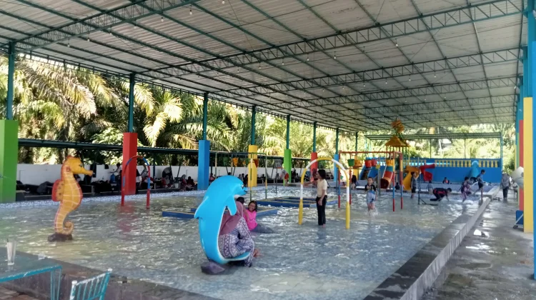 Libur Akhir Pekan, Wisata Pemandian di Singkil Ramai Pengunjung Keluarga