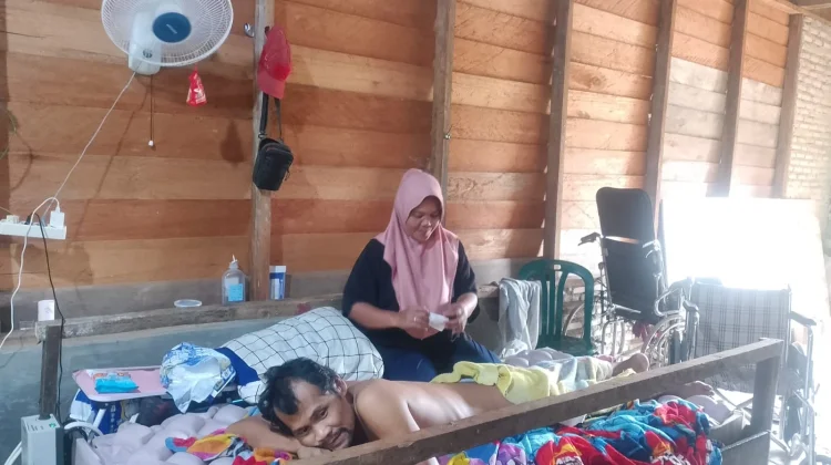 Kisah Pilu Rusdiana: Rawat Suami yang Tertimpa Pohon Sekaligus Hidupi Tiga Anak